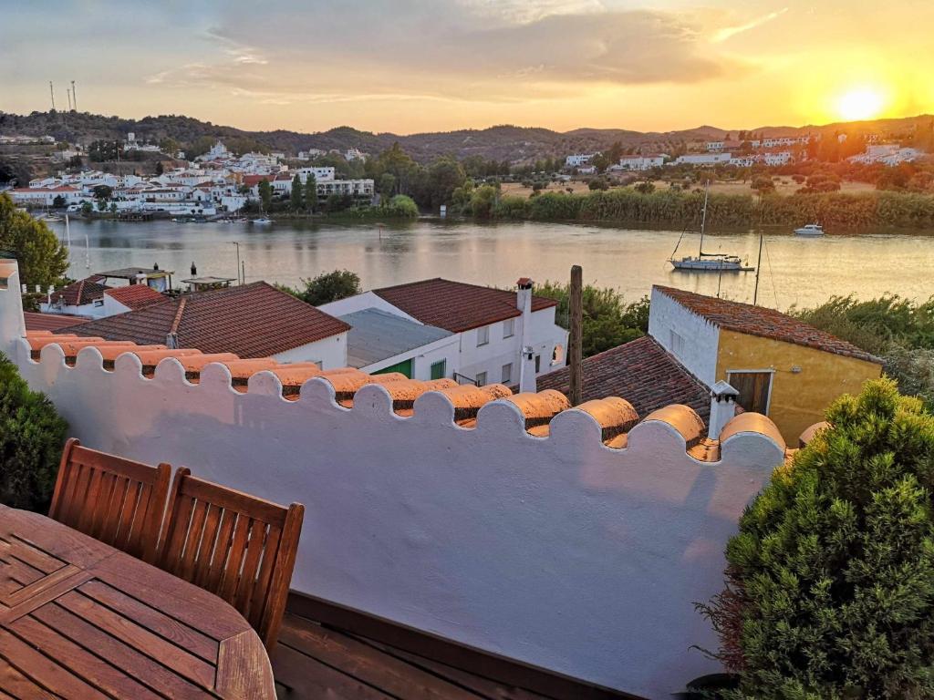 瓜迪亞納河畔桑盧卡爾的住宿－Casa rural La Rabá Terraza con increíbles vistas，从大楼的阳台上可欣赏到河流美景