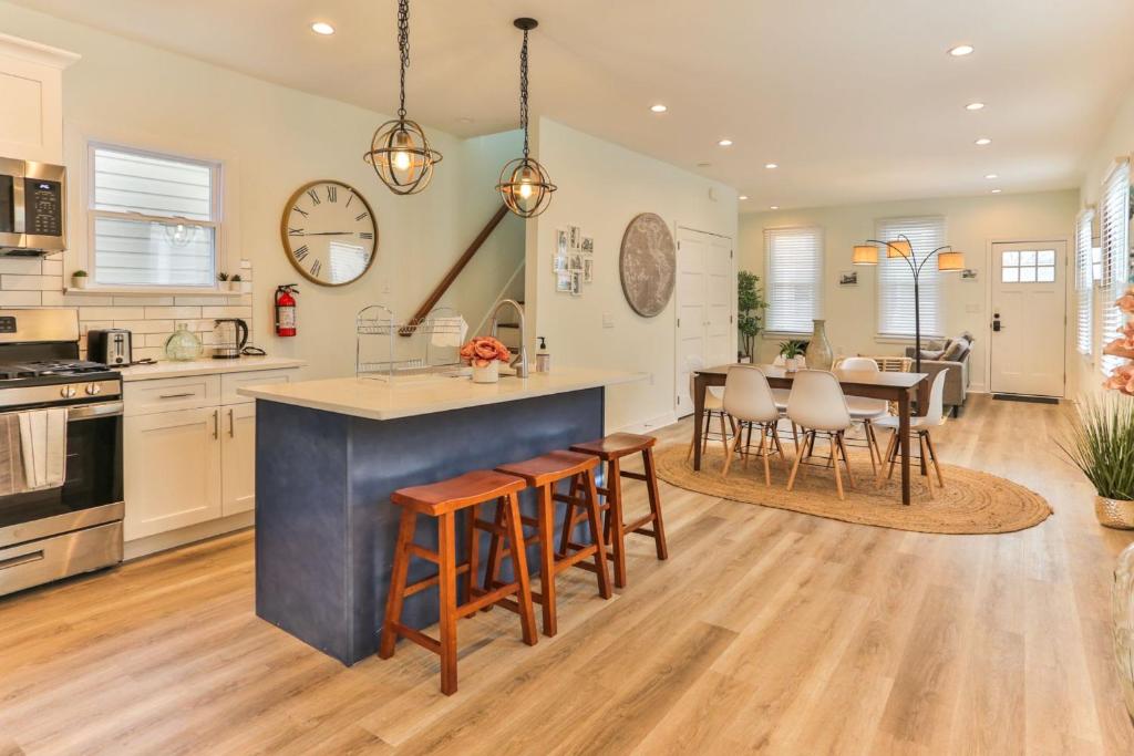 Bright Renovated 4BR 2BA Atlantic City House Steps from Boardwalk - Housity