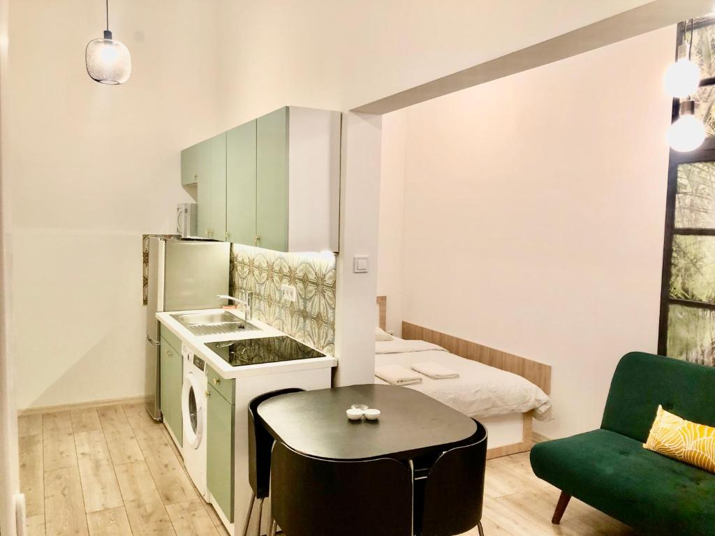 una piccola cucina con un tavolino in camera di PAU18 Apartments a Budapest