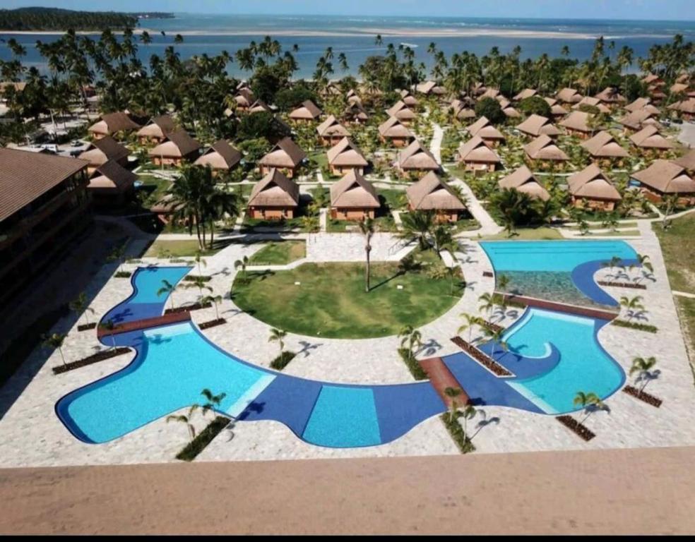 uma vista aérea do resort em LINDO Flat Eco Resort - melhor trecho da praia de Carneiros em Praia dos Carneiros