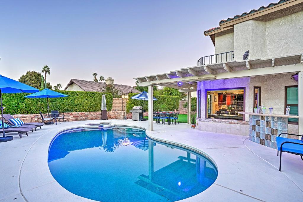 una piscina en el patio trasero de una casa en Pet-Friendly Gem with Backyard Entertainment!, en La Quinta