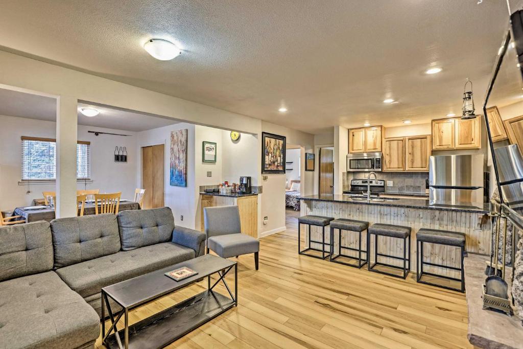 Condo with Pool Access and 3 Hot Tubs By WP Ski Slopes