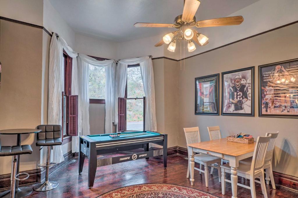 Більярд в Pet-Friendly Shreveport Home about 1 Mile to Downtown!