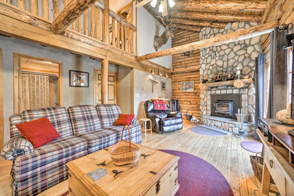 Posezení v ubytování Pet-Friendly New York Cabin with Hot Tub and Game Room