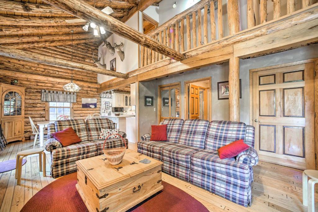 Posezení v ubytování Pet-Friendly New York Cabin with Hot Tub and Game Room