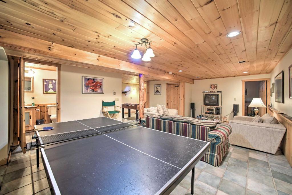 Stolní tenis v ubytování Pet-Friendly New York Cabin with Hot Tub and Game Room nebo okolí