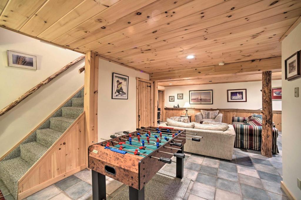 Posezení v ubytování Pet-Friendly New York Cabin with Hot Tub and Game Room