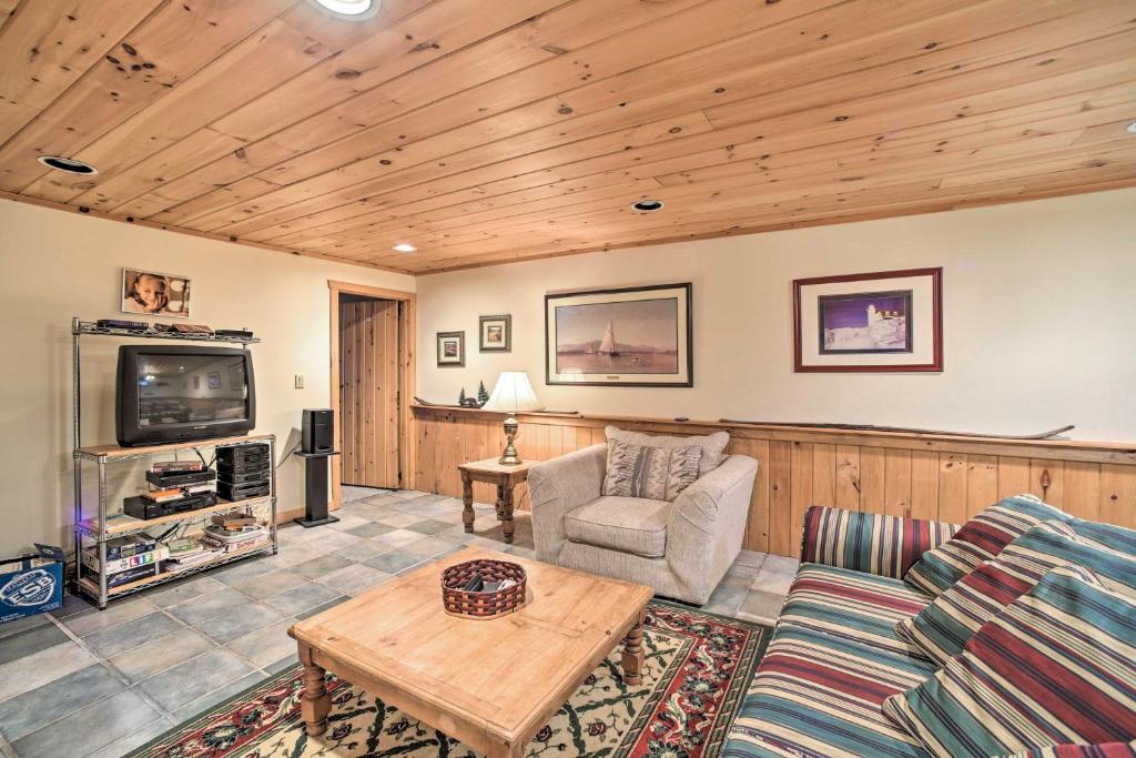 TV a/nebo společenská místnost v ubytování Pet-Friendly New York Cabin with Hot Tub and Game Room