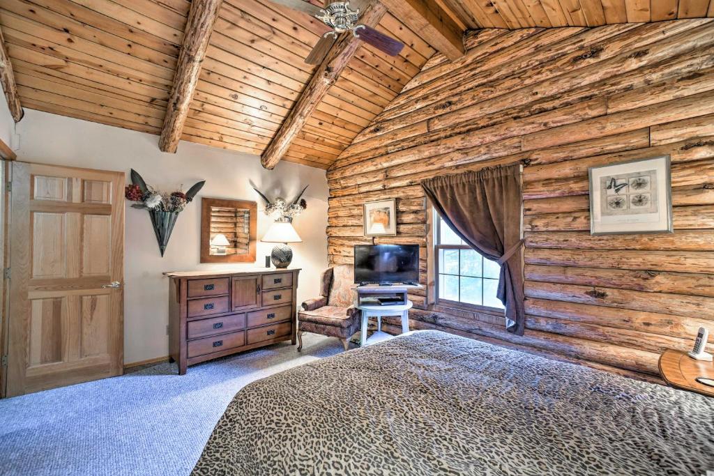 Postel nebo postele na pokoji v ubytování Pet-Friendly New York Cabin with Hot Tub and Game Room
