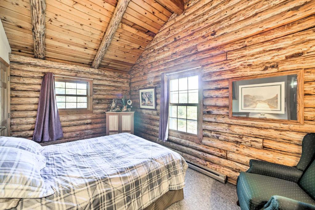 Postel nebo postele na pokoji v ubytování Pet-Friendly New York Cabin with Hot Tub and Game Room