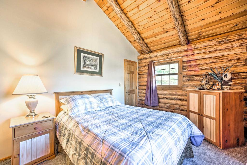 Postel nebo postele na pokoji v ubytování Pet-Friendly New York Cabin with Hot Tub and Game Room