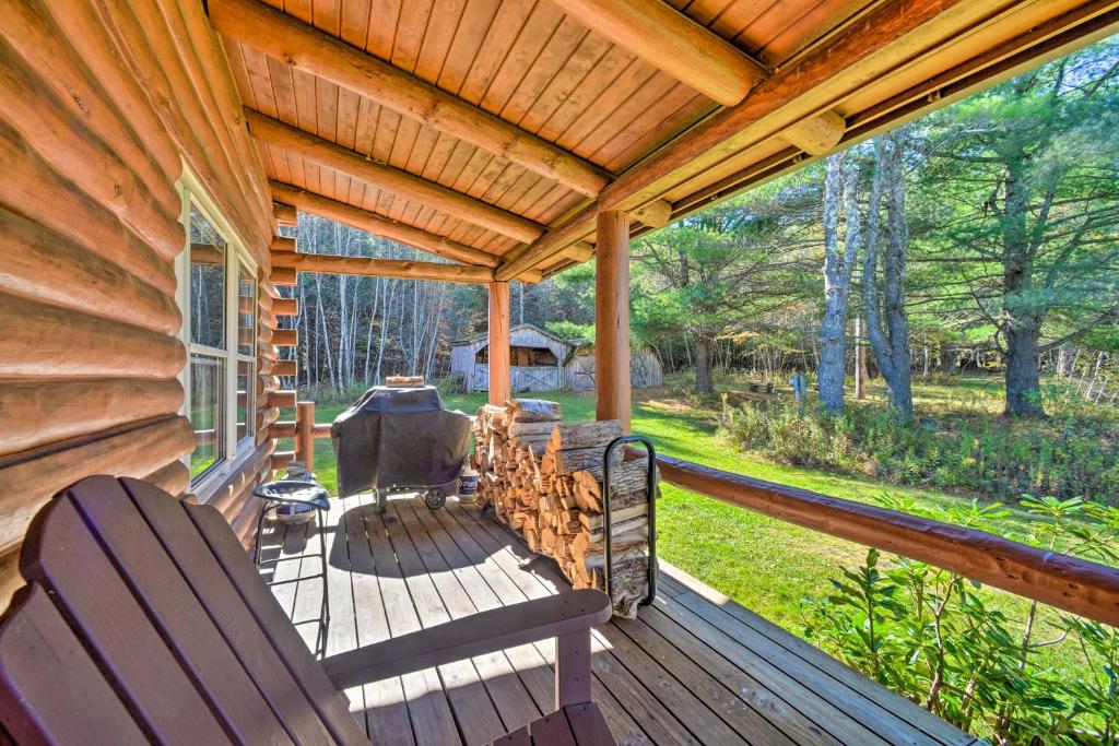 Zahrada ubytování Pet-Friendly New York Cabin with Hot Tub and Game Room