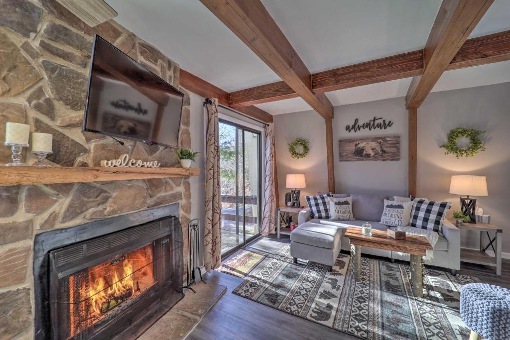 salon z dużym kamiennym kominkiem w obiekcie Charming Mountain Townhome with Deck, Fireplace w mieście Banner Elk