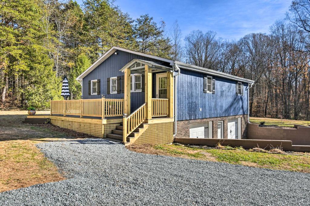 Charming Yadkin Valley Cottage with Deck and Yard, Yadkinville (updated