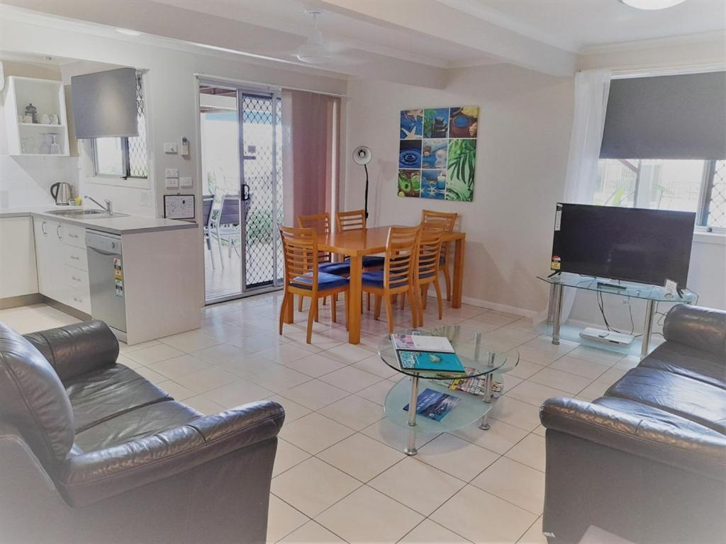 Airlie Apartments - One Bedroom Poolside Apartment