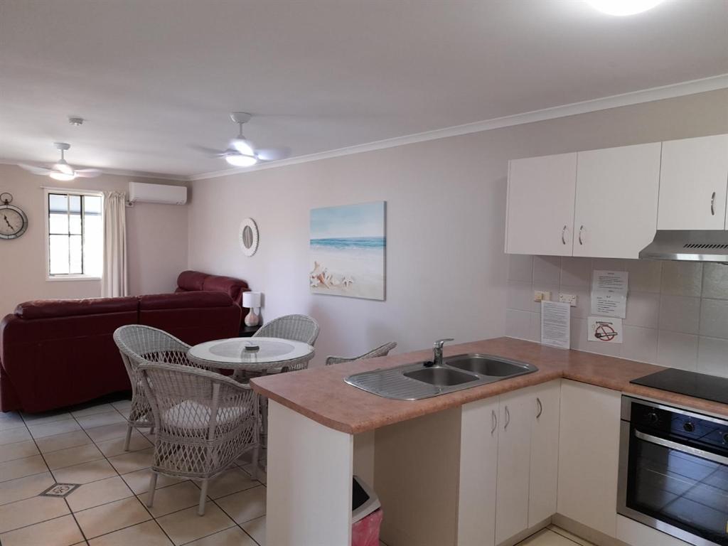 Airlie Apartments - One Bedroom Garden View Apartment With Twin Beds