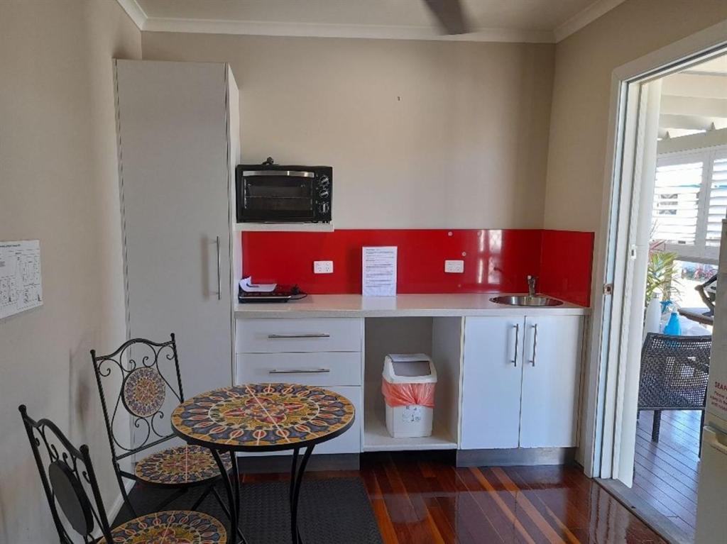 Airlie Apartments - One Bedroom Studio