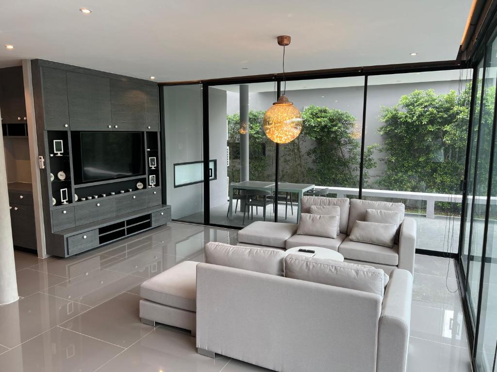 3 Bedroom Bang Tao Villa with pool