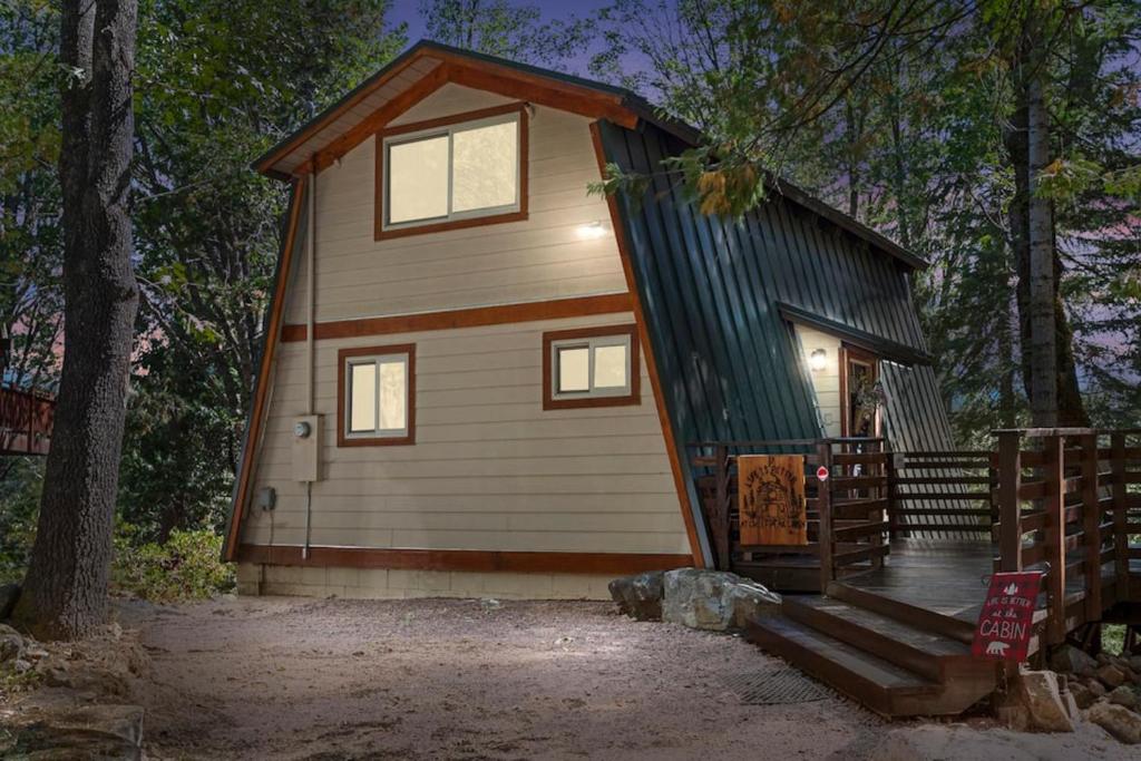 mały domek na środku lasu w obiekcie Chief Peak w mieście Fish Camp