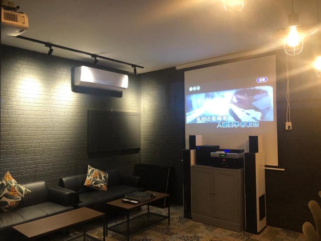 TV a/nebo společenská místnost v ubytování 弎TRINITY