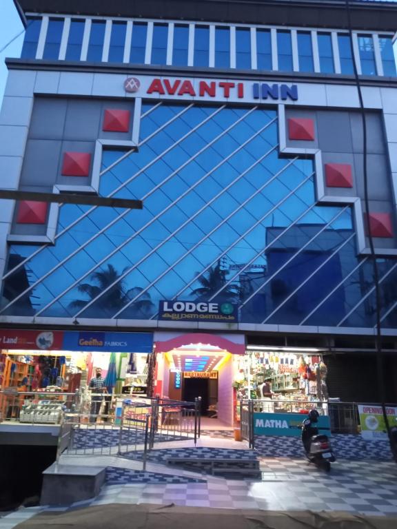 un gran edificio con una tienda delante en Avanti Inn, en Guruvāyūr