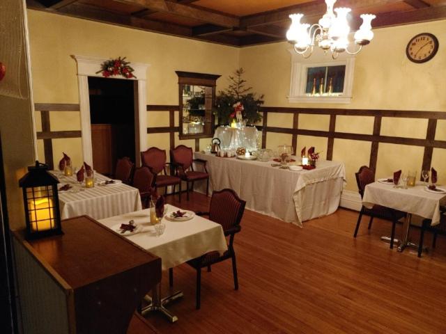 Un restaurant u otro lugar para comer en Marmora and Lake Inn and Victorian Diner