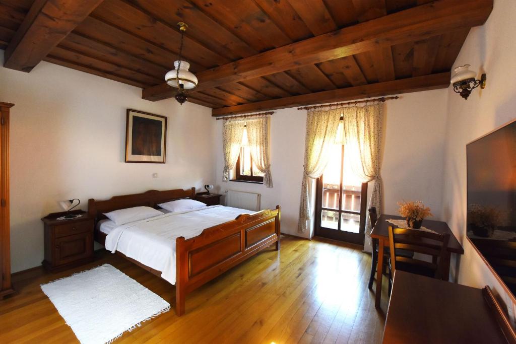 Postel nebo postele na pokoji v ubytování Domačija Šeruga Countryside hotel