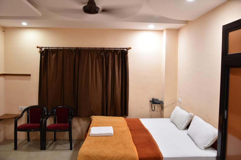 Postel nebo postele na pokoji v ubytování Hotel Sarweshwary
