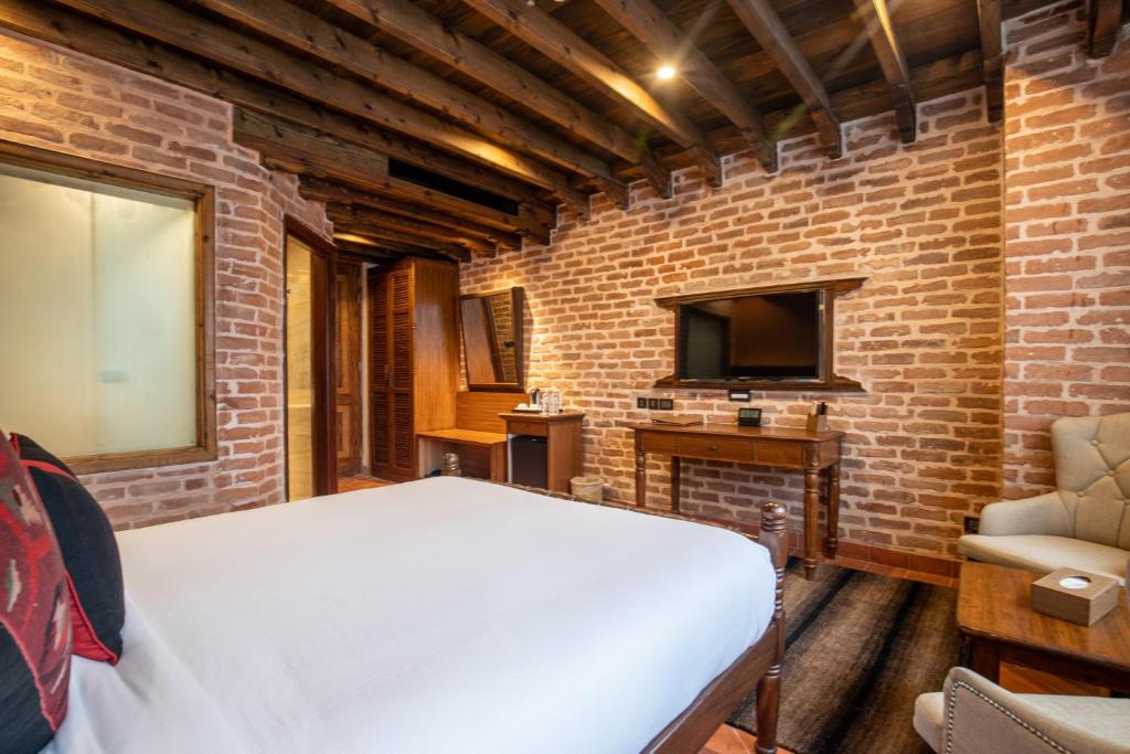 TV a/nebo společenská místnost v ubytování Basera Boutique Hotel