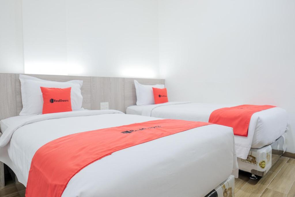 Postel nebo postele na pokoji v ubytování RedDoorz Plus @ Jalan Juanda Medan