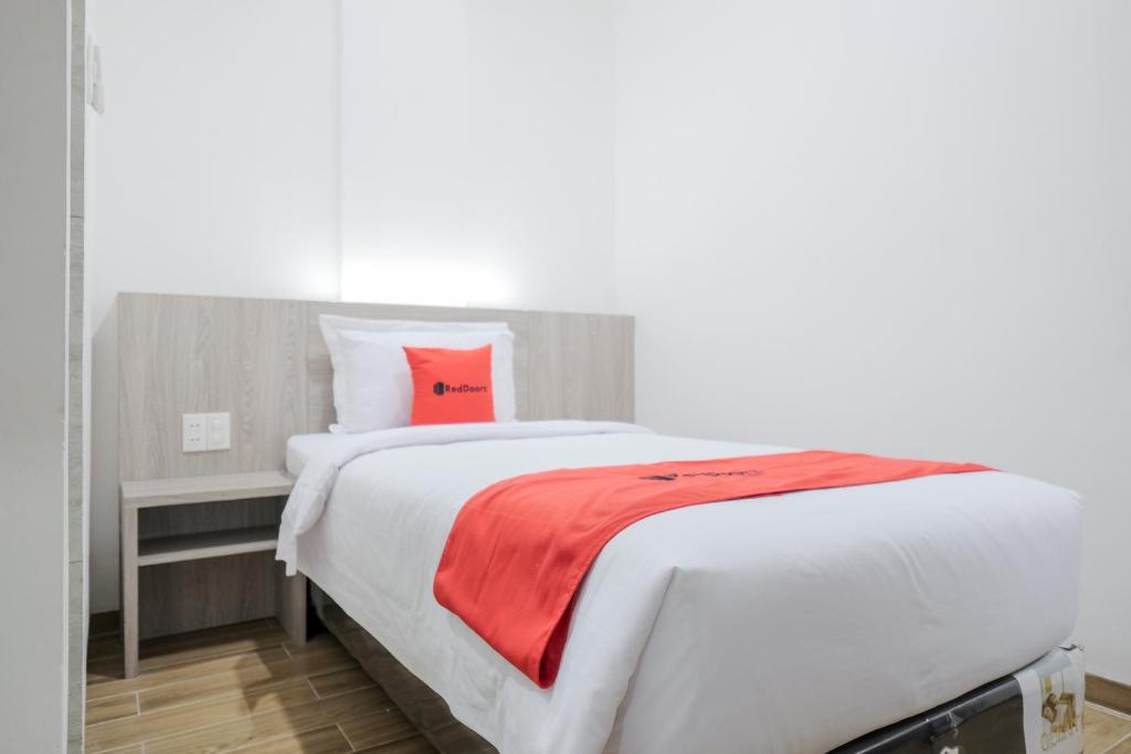 Postel nebo postele na pokoji v ubytování RedDoorz Plus @ Jalan Juanda Medan