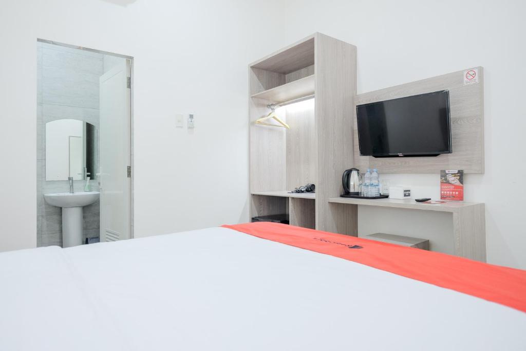 Postel nebo postele na pokoji v ubytování RedDoorz Plus @ Jalan Juanda Medan