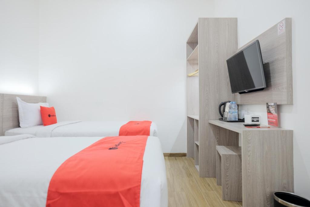 Postel nebo postele na pokoji v ubytování RedDoorz Plus @ Jalan Juanda Medan