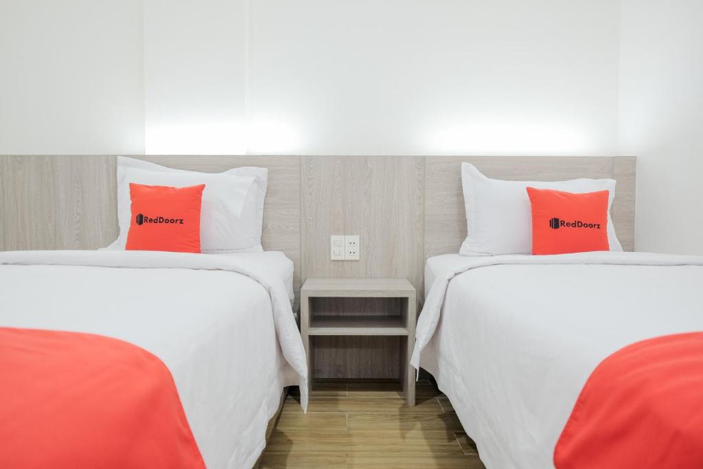 Postel nebo postele na pokoji v ubytování RedDoorz Plus @ Jalan Juanda Medan