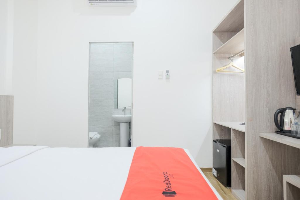 Postel nebo postele na pokoji v ubytování RedDoorz Plus @ Jalan Juanda Medan