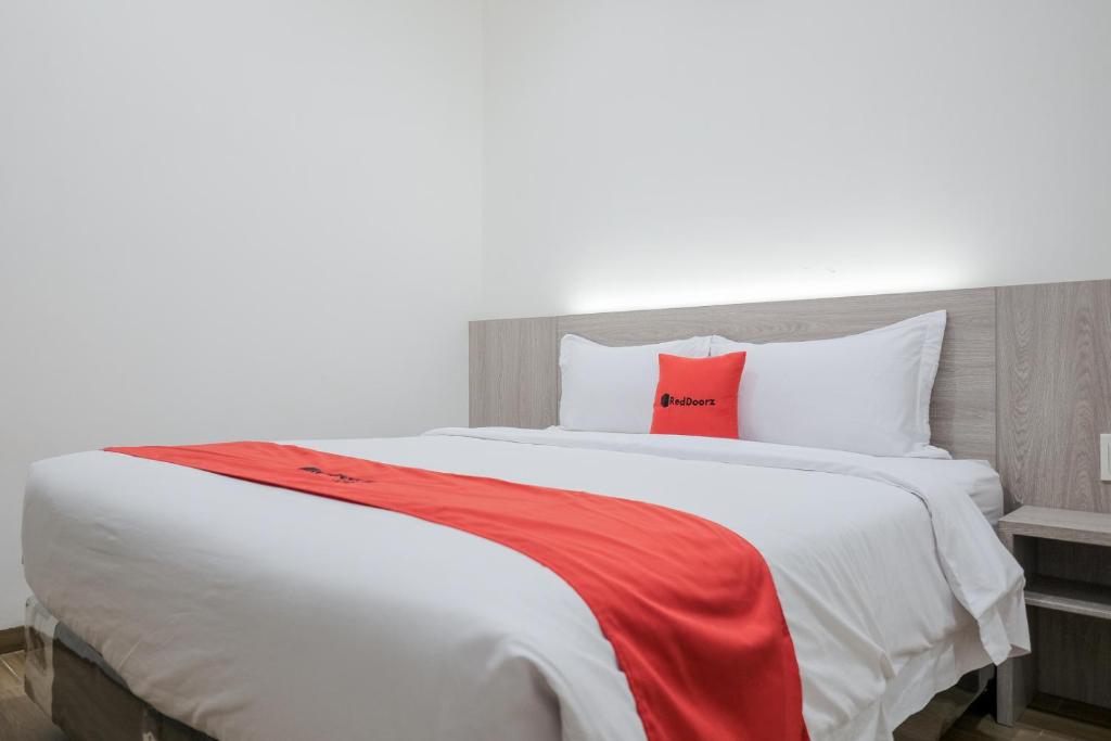 Postel nebo postele na pokoji v ubytování RedDoorz Plus @ Jalan Juanda Medan