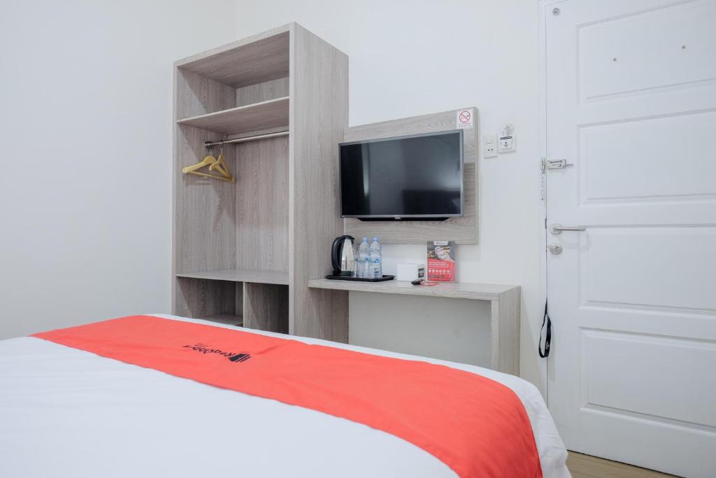 Postel nebo postele na pokoji v ubytování RedDoorz Plus @ Jalan Juanda Medan