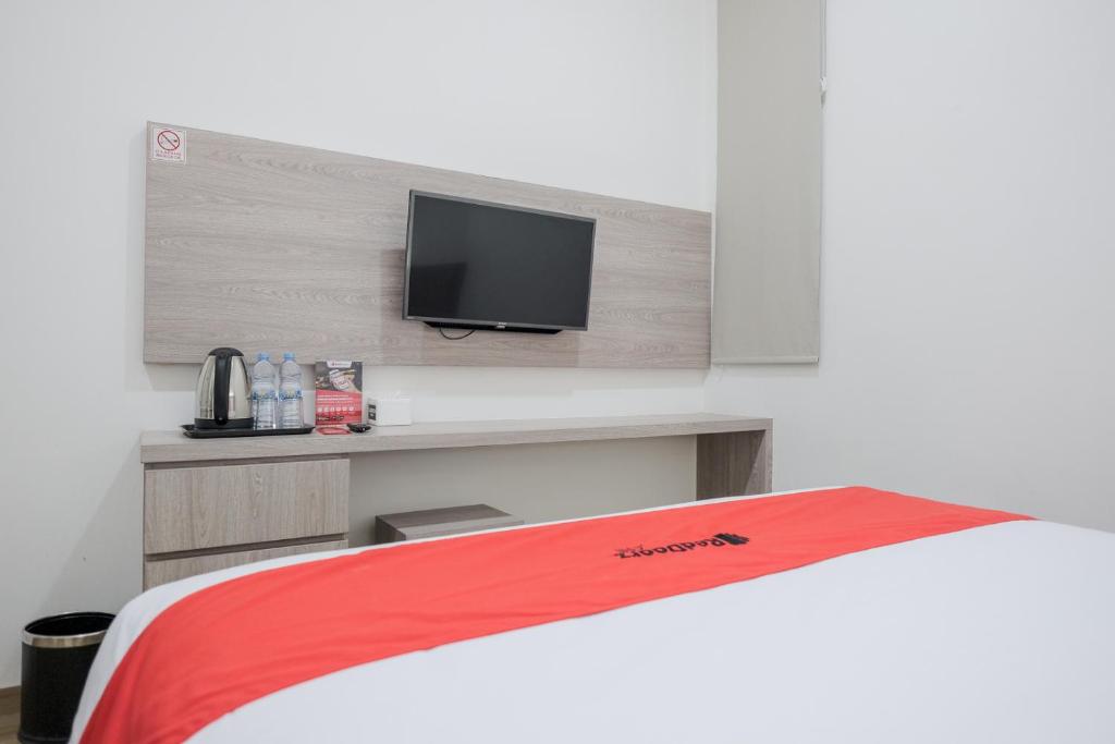 Postel nebo postele na pokoji v ubytování RedDoorz Plus @ Jalan Juanda Medan