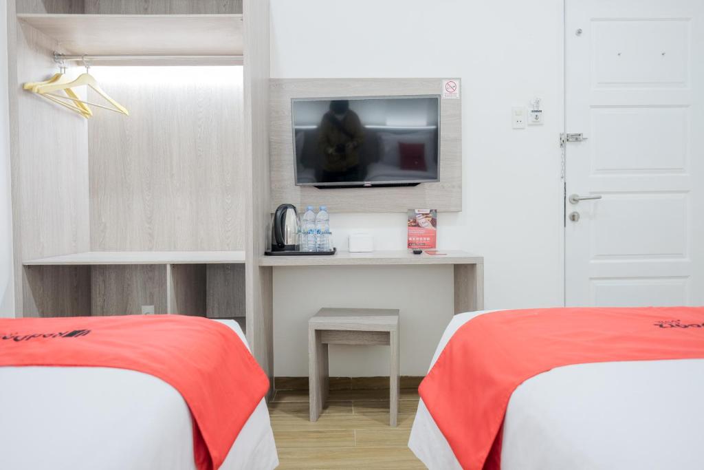 Postel nebo postele na pokoji v ubytování RedDoorz Plus @ Jalan Juanda Medan