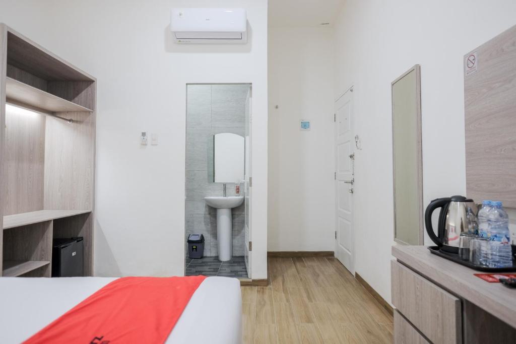 Koupelna v ubytování RedDoorz Plus @ Jalan Juanda Medan