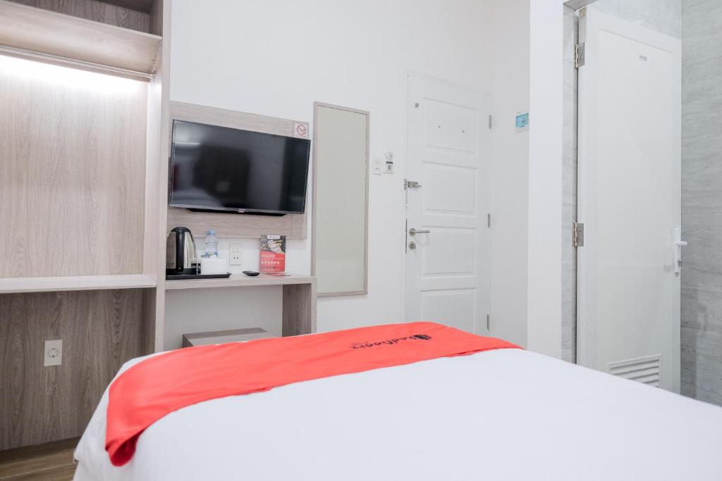 Postel nebo postele na pokoji v ubytování RedDoorz Plus @ Jalan Juanda Medan