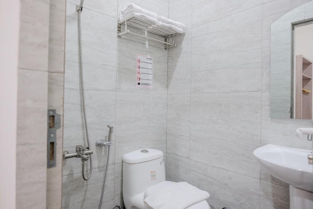 Koupelna v ubytování RedDoorz Plus @ Jalan Juanda Medan