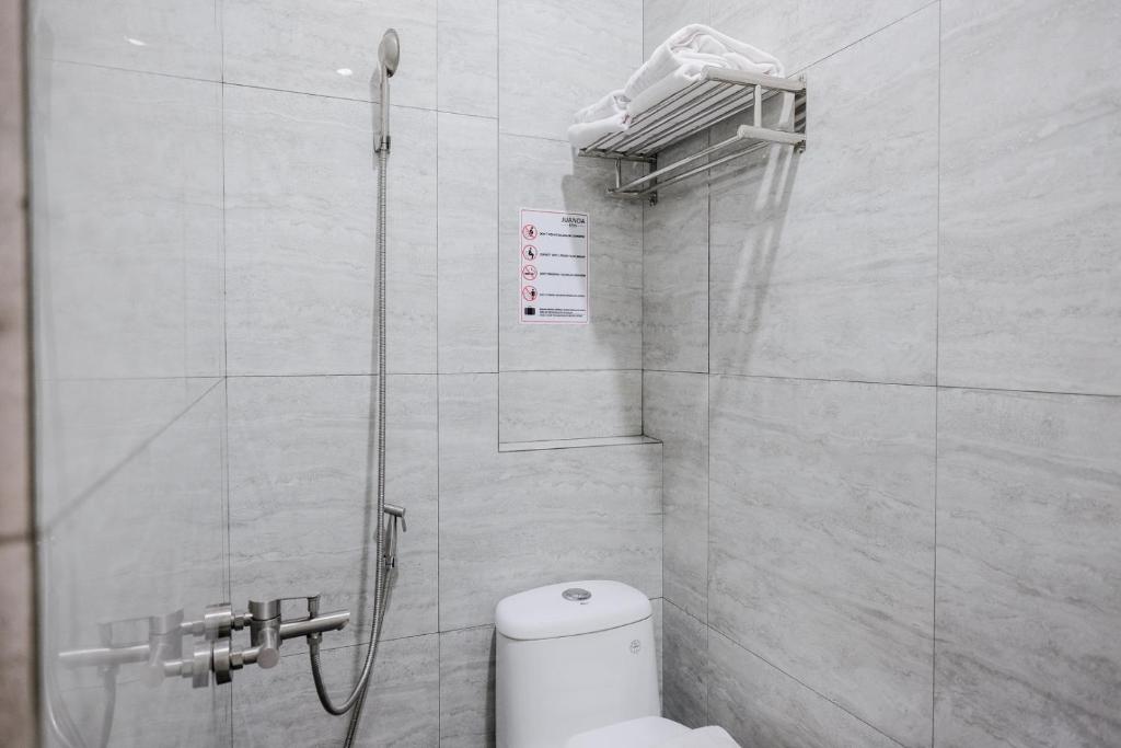 Koupelna v ubytování RedDoorz Plus @ Jalan Juanda Medan