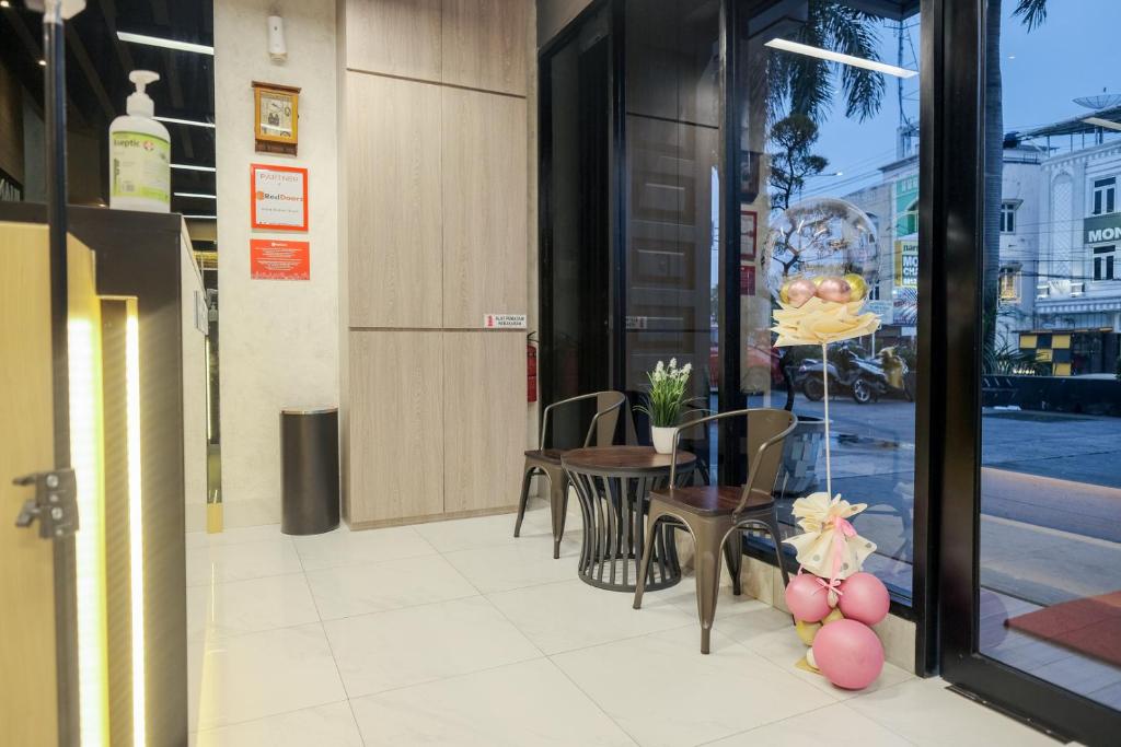 Posezení v ubytování RedDoorz Plus @ Jalan Juanda Medan