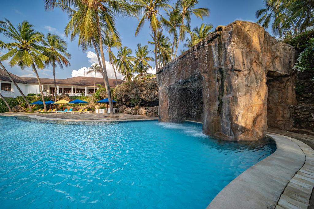 Bazén v ubytování PrideInn Flamingo Beach Resort & Spa Mombasa nebo v jeho okolí