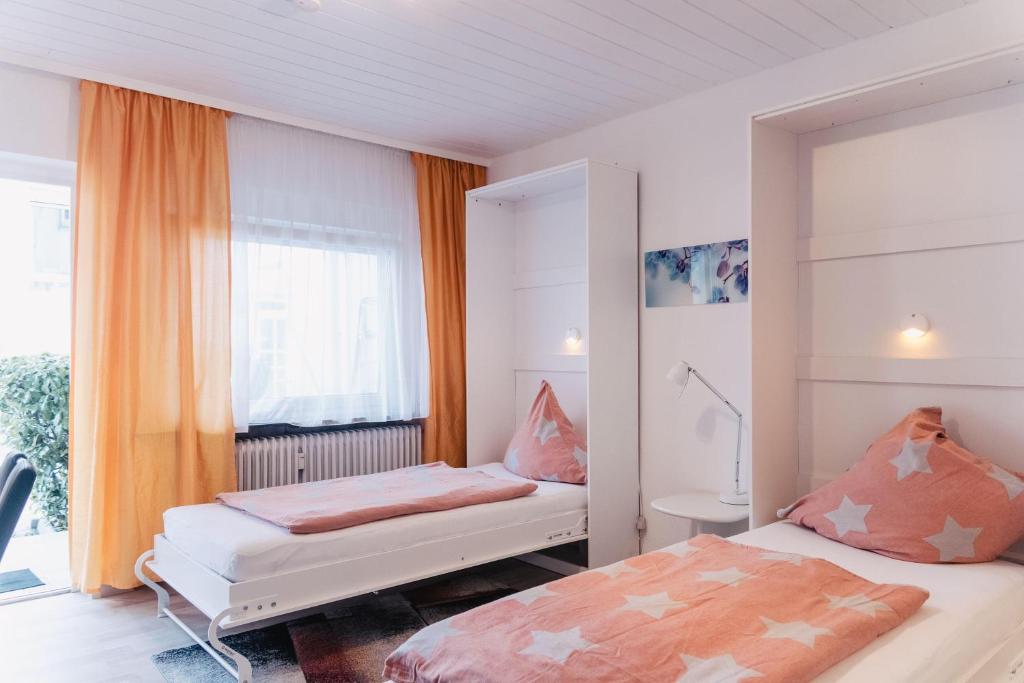 - une chambre avec 2 lits et une fenêtre dans l'établissement Apartment-EG-03, à Darmstadt