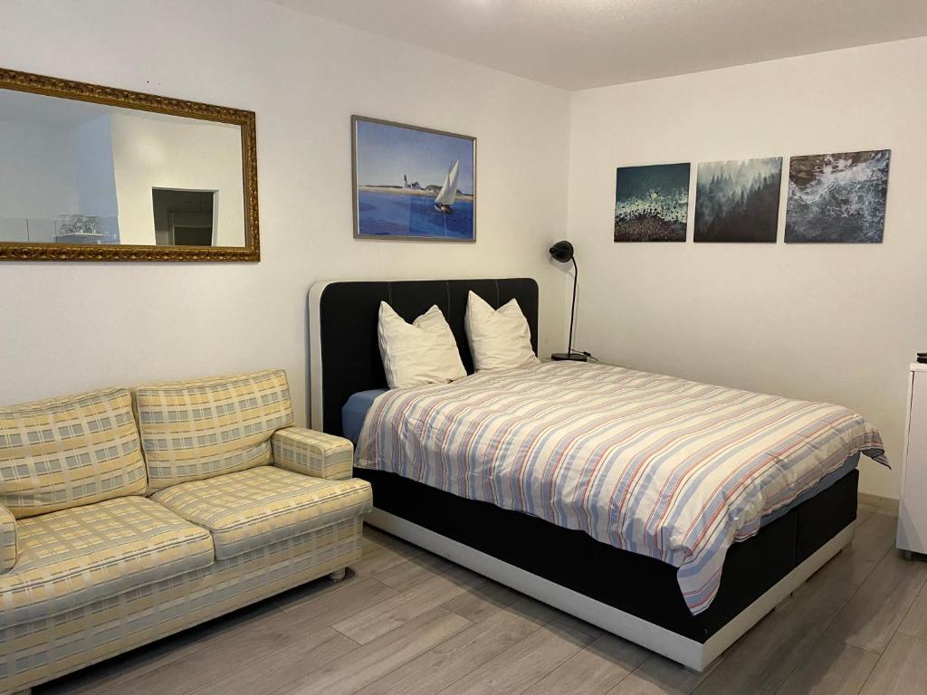 um quarto com uma cama e um sofá em Apartment im Herzen von Bremgarten em Bremgarten