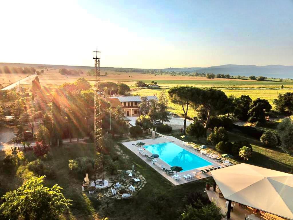 Bazén v ubytování Vecchio Faro Residence nebo v jeho okolí