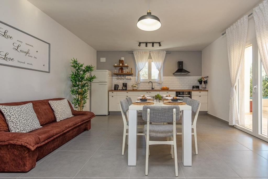 Kuchyňa alebo kuchynka v ubytovaní Apartment Bo&Dy with Private Pool