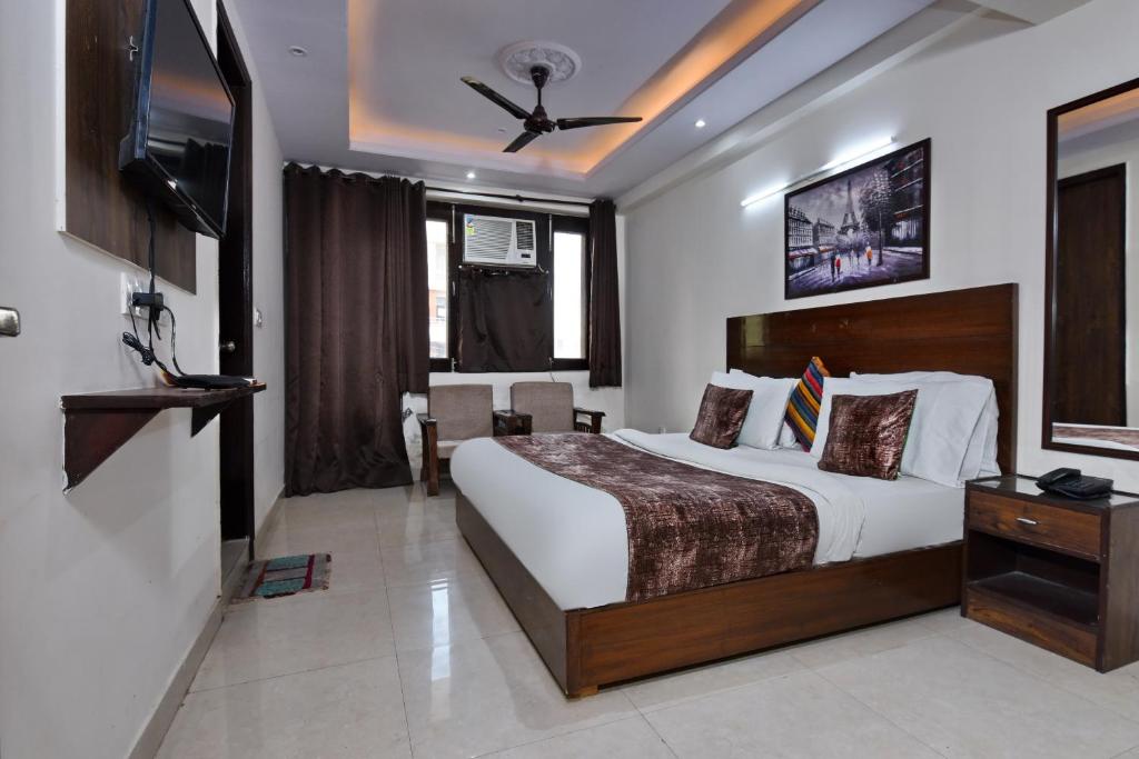 Postel nebo postele na pokoji v ubytování Hotel Admire Inn "Atta Market, Noida Sector 18"